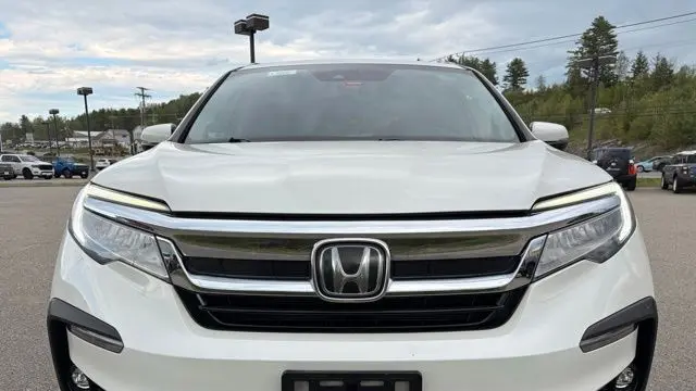 2019 Honda Pilot Touring w/Rear Captain's Chairs