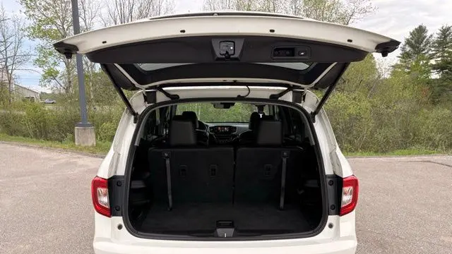 2019 Honda Pilot Touring w/Rear Captain's Chairs