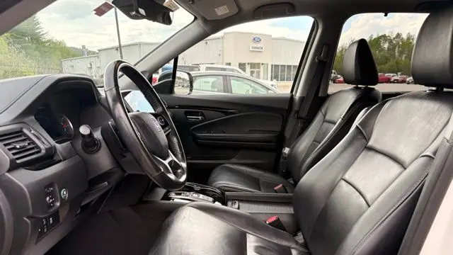 2019 Honda Pilot Touring w/Rear Captain's Chairs