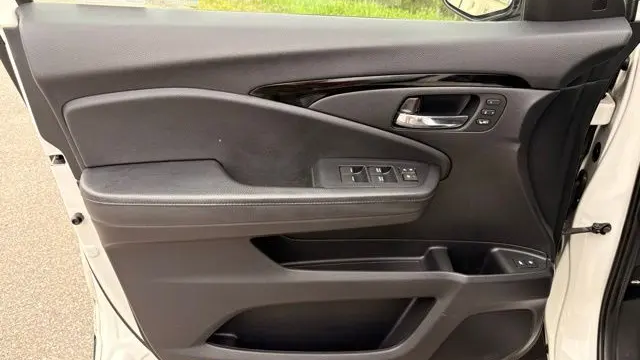 2019 Honda Pilot Touring w/Rear Captain's Chairs