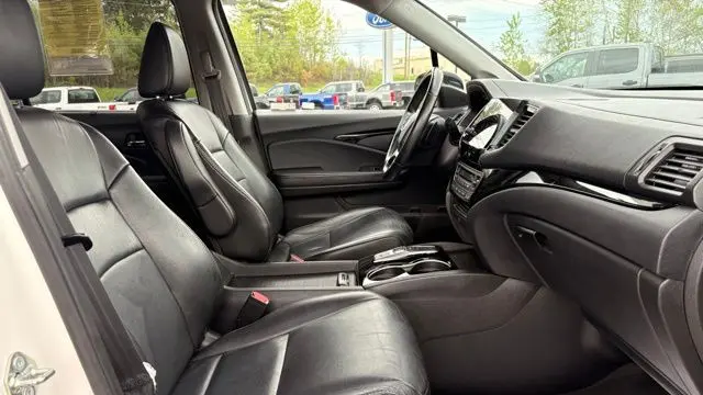 2019 Honda Pilot Touring w/Rear Captain's Chairs