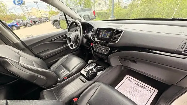 2019 Honda Pilot Touring w/Rear Captain's Chairs