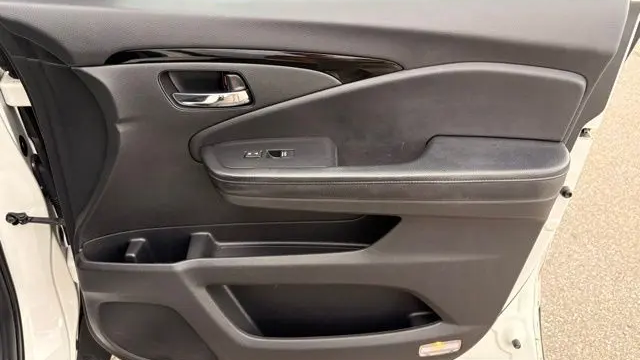 2019 Honda Pilot Touring w/Rear Captain's Chairs