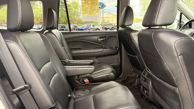 2019 Honda Pilot Touring w/Rear Captain's Chairs