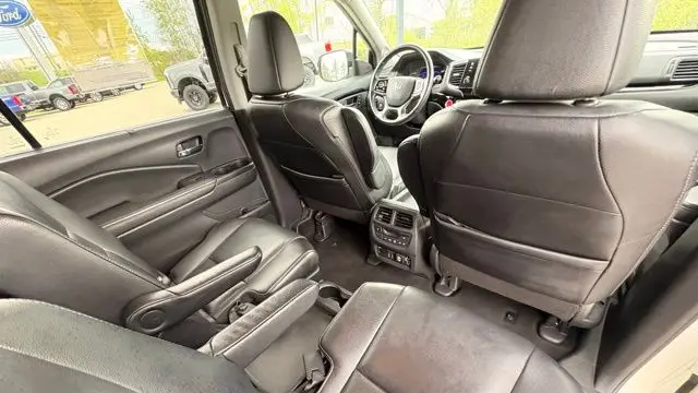 2019 Honda Pilot Touring w/Rear Captain's Chairs