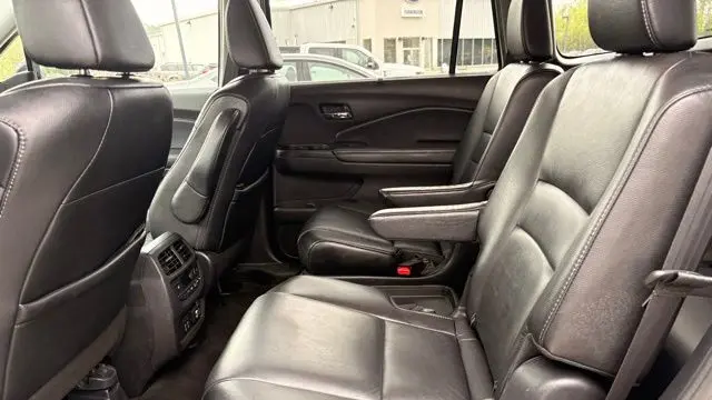 2019 Honda Pilot Touring w/Rear Captain's Chairs