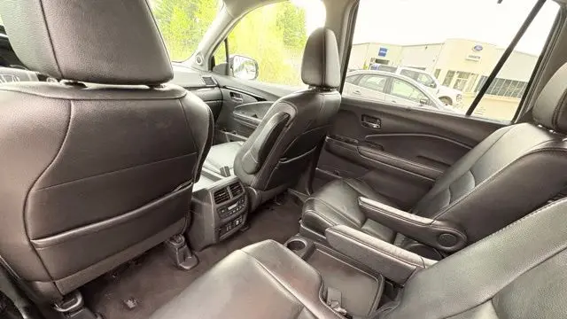 2019 Honda Pilot Touring w/Rear Captain's Chairs