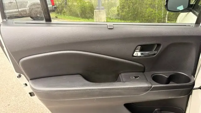 2019 Honda Pilot Touring w/Rear Captain's Chairs