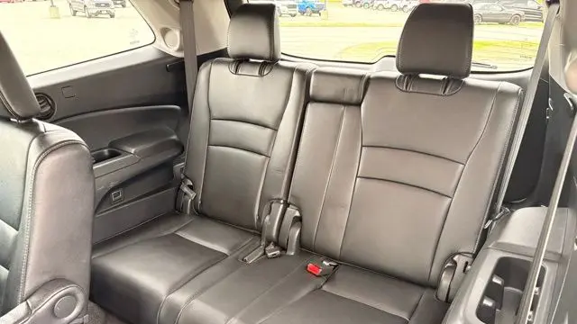 2019 Honda Pilot Touring w/Rear Captain's Chairs