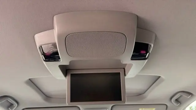 2019 Honda Pilot Touring w/Rear Captain's Chairs