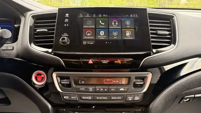 2019 Honda Pilot Touring w/Rear Captain's Chairs