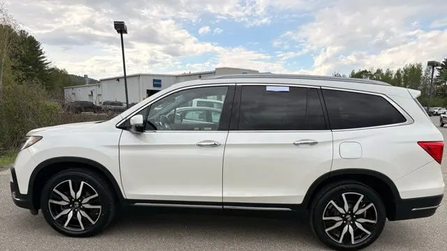 2019 Honda Pilot Touring w/Rear Captain's Chairs