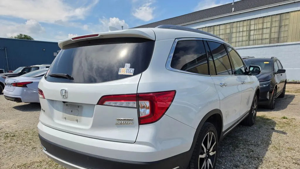 2022 Honda Pilot Touring w/Rear Captain's Chairs