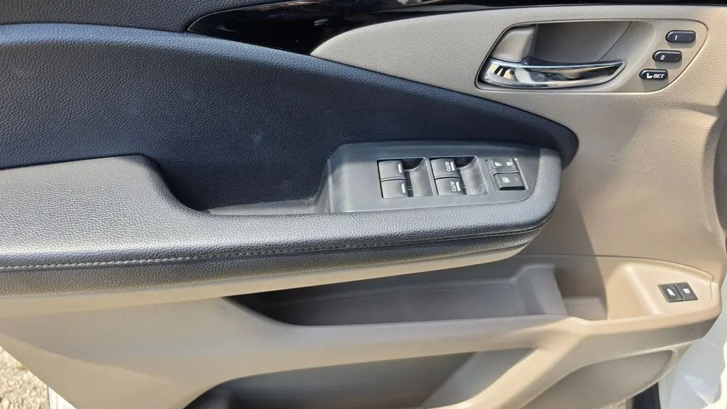 2022 Honda Pilot Touring w/Rear Captain's Chairs