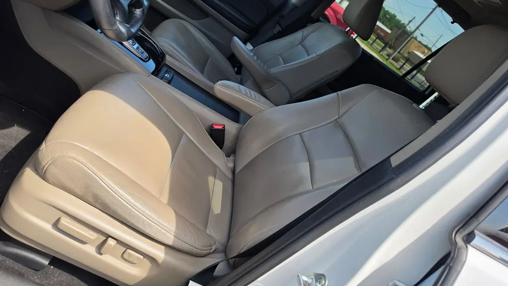 2022 Honda Pilot Touring w/Rear Captain's Chairs