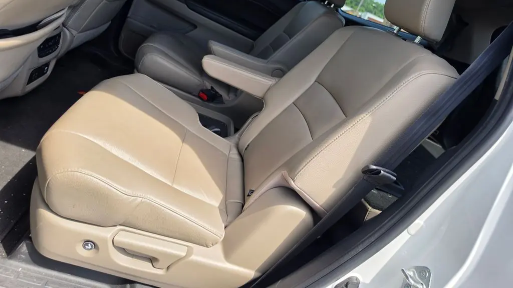 2022 Honda Pilot Touring w/Rear Captain's Chairs