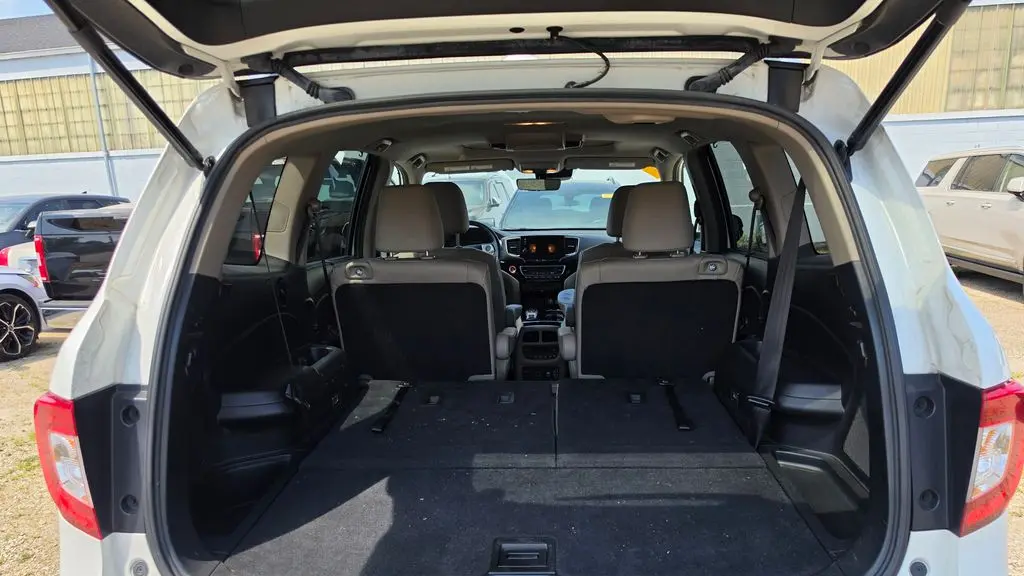 2022 Honda Pilot Touring w/Rear Captain's Chairs