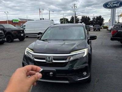 2019 Honda Pilot AWD Touring 4DR SUV W/REAR Captain's Chairs
