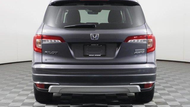 2021 Honda Pilot Touring w/Rear Captain's Chairs