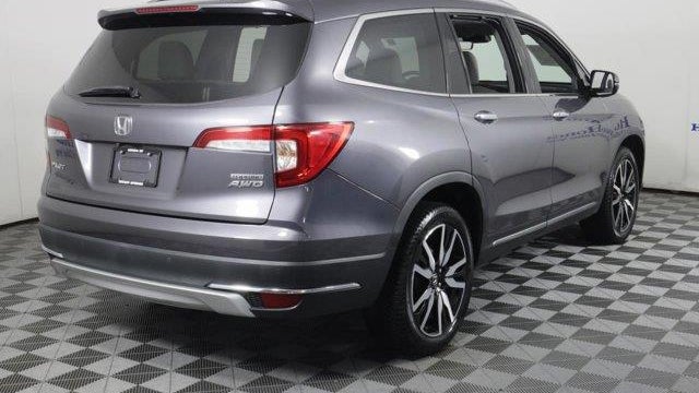 2021 Honda Pilot Touring w/Rear Captain's Chairs