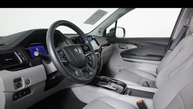 2021 Honda Pilot Touring w/Rear Captain's Chairs