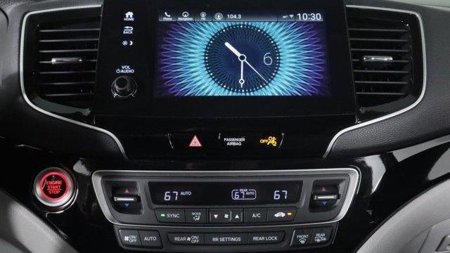2021 Honda Pilot Touring w/Rear Captain's Chairs
