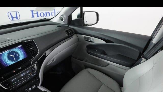 2021 Honda Pilot Touring w/Rear Captain's Chairs
