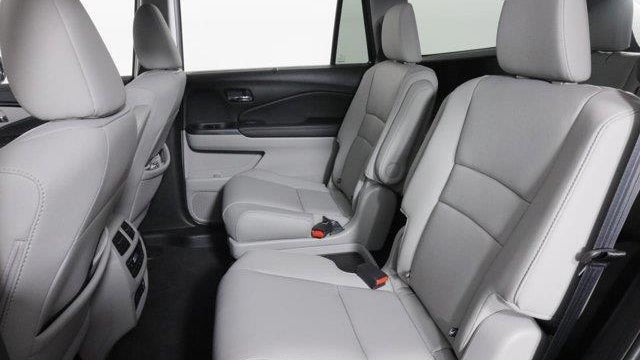 2021 Honda Pilot Touring w/Rear Captain's Chairs