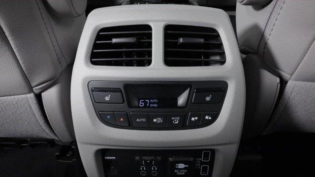 2021 Honda Pilot Touring w/Rear Captain's Chairs