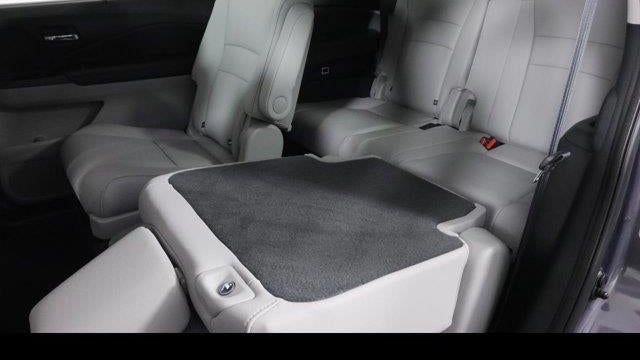2021 Honda Pilot Touring w/Rear Captain's Chairs
