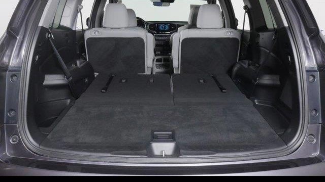 2021 Honda Pilot Touring w/Rear Captain's Chairs