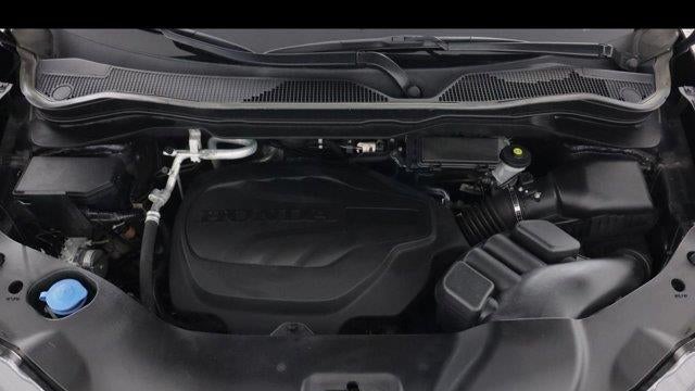 2021 Honda Pilot Touring w/Rear Captain's Chairs
