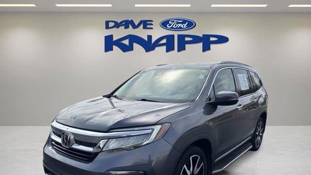 2022 Honda Pilot Touring w/Rear Captain's Chairs