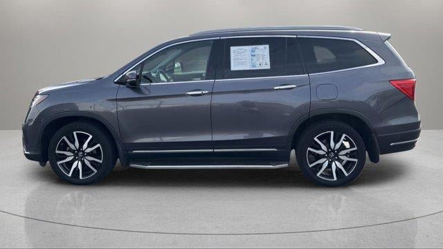 2022 Honda Pilot Touring w/Rear Captain's Chairs