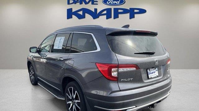 2022 Honda Pilot Touring w/Rear Captain's Chairs