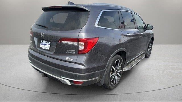2022 Honda Pilot Touring w/Rear Captain's Chairs