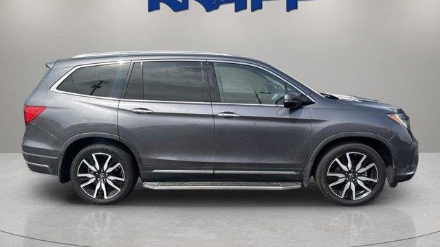 2022 Honda Pilot Touring w/Rear Captain's Chairs