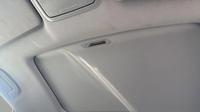 2022 Honda Pilot Touring w/Rear Captain's Chairs