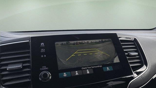 2022 Honda Pilot Touring w/Rear Captain's Chairs