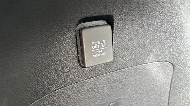 2022 Honda Pilot Touring w/Rear Captain's Chairs