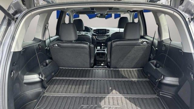 2022 Honda Pilot Touring w/Rear Captain's Chairs
