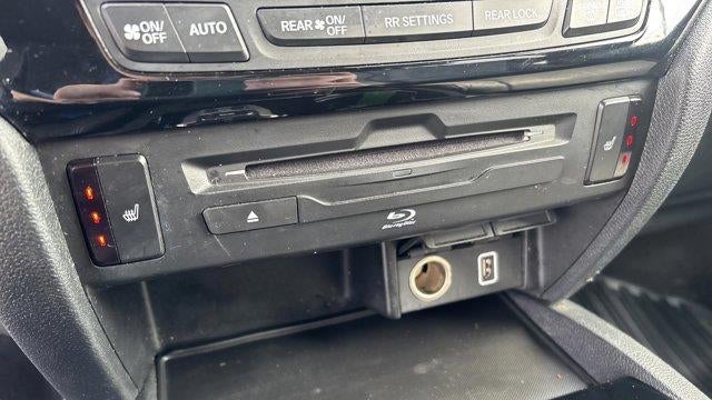 2022 Honda Pilot Touring w/Rear Captain's Chairs