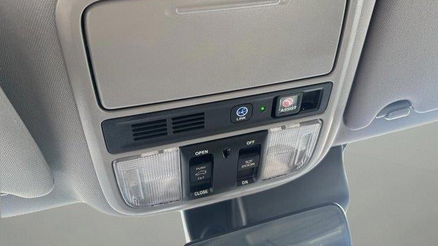 2022 Honda Pilot Touring w/Rear Captain's Chairs