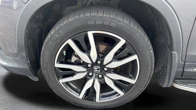 2022 Honda Pilot Touring w/Rear Captain's Chairs