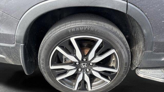 2022 Honda Pilot Touring w/Rear Captain's Chairs