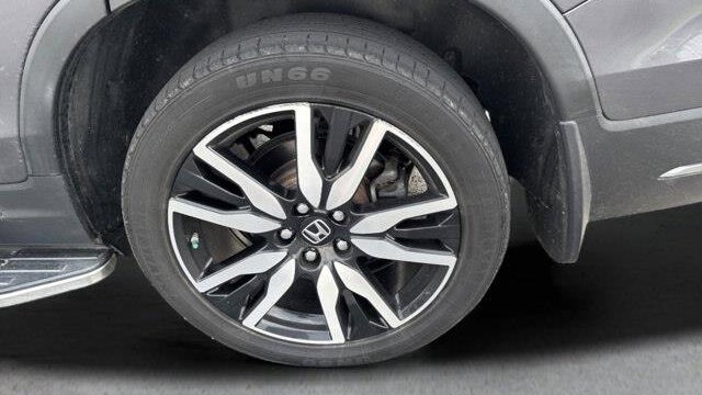 2022 Honda Pilot Touring w/Rear Captain's Chairs