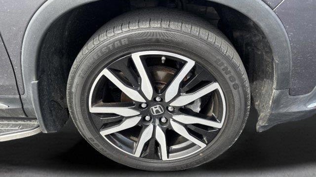 2022 Honda Pilot Touring w/Rear Captain's Chairs