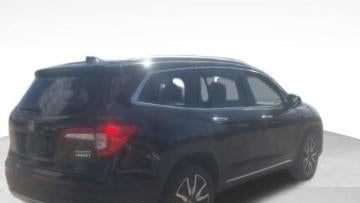 2019 Honda Pilot Touring w/Rear Captain's Chairs