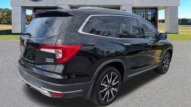 2020 Honda Pilot Touring w/Rear Captain's Chairs