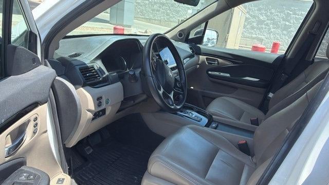 2021 Honda Pilot Touring w/Rear Captain's Chairs